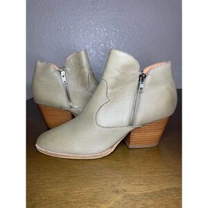 Anthropologie Silent D Heeled Ankle boots size 39